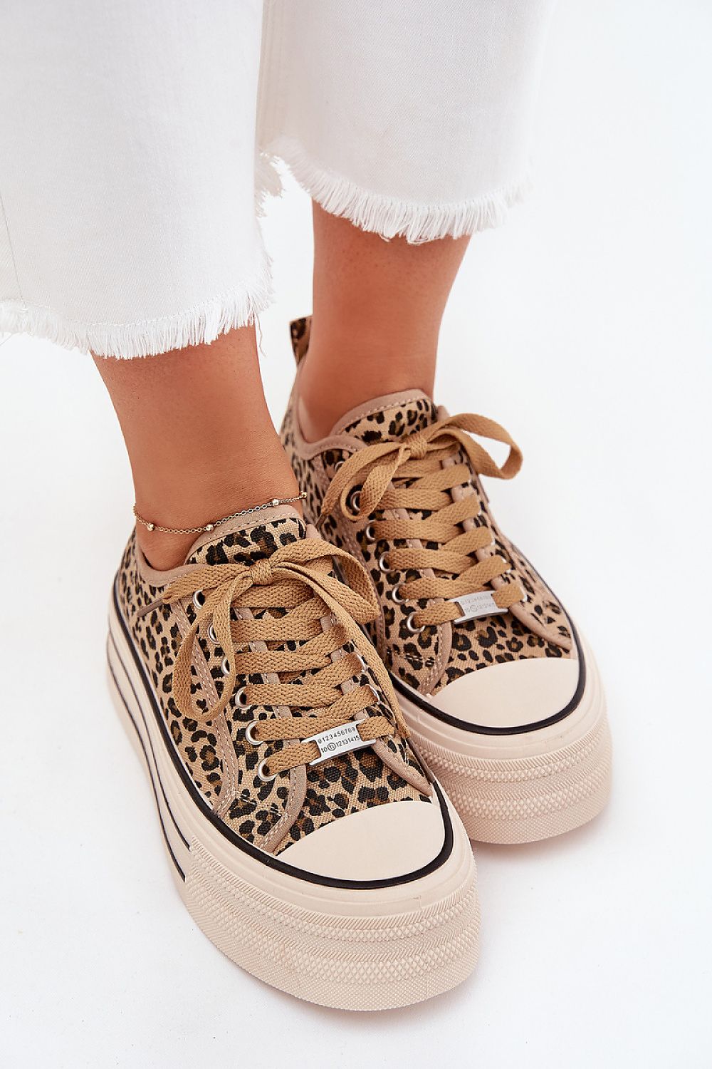 Tenişi model 215668 Step in style