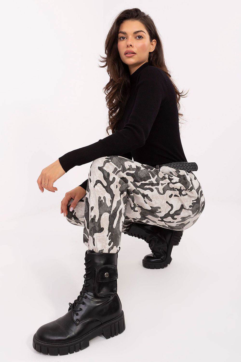  Pantaloni de damă model 218437 Italy Moda 